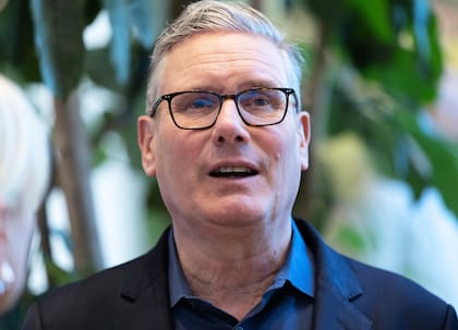 El primer ministro británico, Keir Starmer, habla con vecinos durante una visita a un proyecto de vivienda pública en el norte de Londres