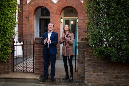 El primer ministro británico Keir Starmer junto a su esposa en la entrada de su casa.