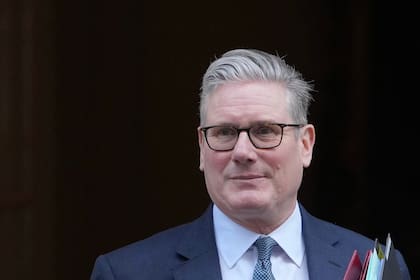 El primer ministro británico Keir Starmer sale del número 10 de Downing Street para asistir a la sesión semanal de preguntas al primer ministro, en el Parlamento, en Londres, el miércoles 25 de febrero de 2026