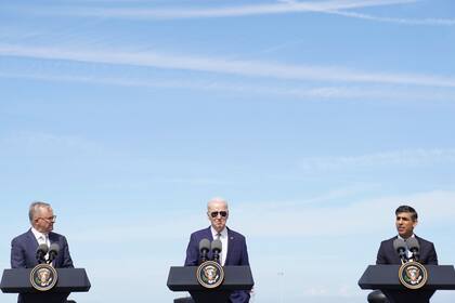 El primer ministro británico, Rishi Sunak, el presidente estadounidense, Joe Biden, y el primer ministro de Australia, Anthony Albanese, reunidos en la base naval de Point Loma, en San Diego, el lunes 13 de marzo de 2023, en el marco de Aukus, un pacto trilateral de seguridad.