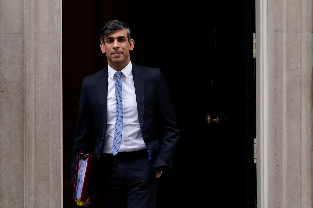 El primer ministro británico, Rishi Sunak, sale de su residencia oficial