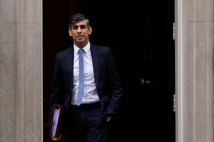 El primer ministro británico, Rishi Sunak, sale de su residencia oficial