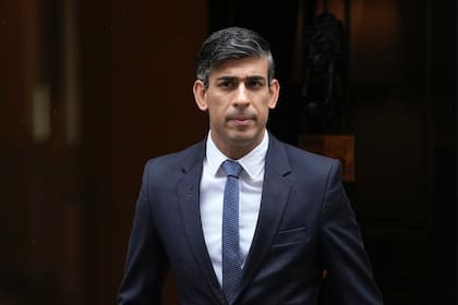 El primer ministro británico Rishi Sunak sale del número 10 de Downing Street, en Londres
