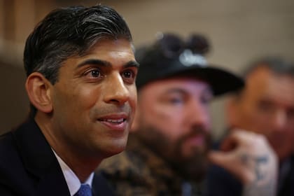 El primer ministro británico y líder del Partido Conservador, Rishi Sunak, habla con trabajadores de una fábrica de cerveza durante una visita a la fábrica Vale of Glamorgan Brewery en Barry, al sur de Gales, el jueves 23 de mayo de 2024, como parte de un acto de campaña antes de las elecciones generales del 4 de julio. (HENRY NICHOLLS/ Foto de Archivo via AP)