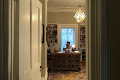 El primer ministro canadiense Justin Trudeau trabaja desde su casa mientras cumple con la cuarentena