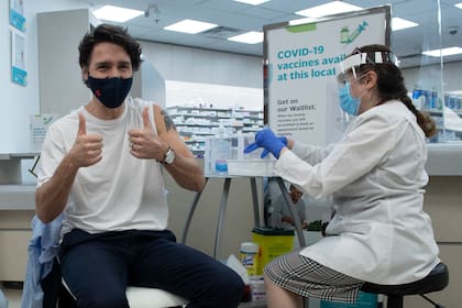 El primer ministro canadiense, Justin Trudeau, tras recibir la vacuna de AstraZeneca contra el coronavirus en Ottawa, el 23 de abril pasado. (Adrian Wyld/The Canadian Press vía AP)