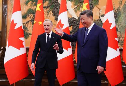 El primer ministro canadiense Mark Carney, izquierda, se reúne con el presidente de China Xi Jinping en el Gran Salón del Pueblo en Beijing, China