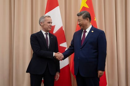 El primer ministro canadiense, Mark Carney, con el presidente chino, Xi Jinping, en Gyeongju, Surcorea, el 31 de octubre del 2025