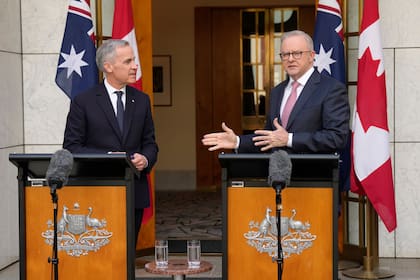 El primer ministro canadiense Mark Carney (izq) y el primer ministro australiano Anthony Albanese en