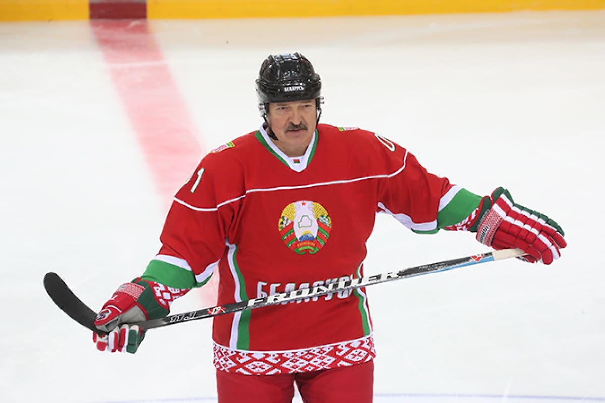 El primer ministro de Belarus, Aleksandr Lukashenko, es fanático de los deportes, como el hockey sobre hielo y el fútbol. En plena pandemia, las competencias se mantienen.