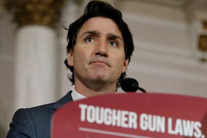 El primer ministro de Canadá, Justin Trudeau, anuncia una nueva propuesta de ley de control de armas de fuego el lunes 30 de mayo de 2022 en Ottawa, Ontario. (Patrick Doyle/The Canadian Press vía AP)