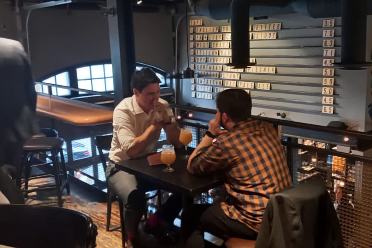 El primer ministro de Canadá, Justin Trudeau, y el presidente de Chile, Gabriel Boric, en un pub en Ottawa.
