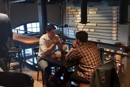 El primer ministro de Canadá, Justin Trudeau, y el presidente de Chile, Gabriel Boric, en un pub en Ottawa.