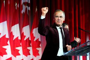 El primer ministro de Canadá, Mark Carney, levanta el puño al llegar a pronunciar un discurso en la fiesta navideña del bloque liberal en Ottawa, el jueves 11 de diciembre de 2025