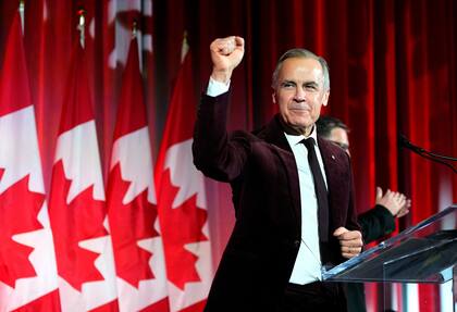 El primer ministro de Canadá, Mark Carney, levanta el puño al llegar a pronunciar un discurso en la fiesta navideña del bloque liberal en Ottawa, el jueves 11 de diciembre de 2025