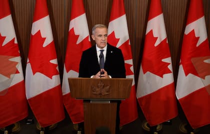 El primer ministro de Canadá, Mark Carney, ofrece una declaración en Parliament Hill tras un incendio mortal en la base de las Fuerzas Canadienses de Wainwright, en Alberta