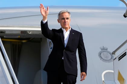 El primer ministro de Canadá, Mark Carney, parte de Estrasburgo, Francia, rumbo a Liverpool, Reino Unido, para una reunión con su homólogo británico