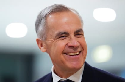 El primer ministro de Canadá, Mark Carney, se abre paso para participar en un evento titulado ‘Diálogo sobre la Estrategia Nacional: Canadá’ mientras asiste al Foro Económico Mundial en Davos, Suiza, el martes 20 de enero de 2026
