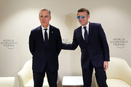 El primer ministro de Canadá, Mark Carney, se reúne con el presidente de Francia, Emmanuel Macron, durante el Foro Económico Mundial en Davos, Suiza, el martes 20 de enero de 2026.