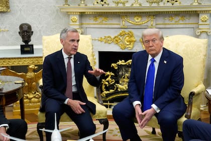 El primer ministro de Canadá, Mark Carney, y el presidente estadounidense, Donald Trump,