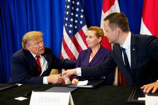 Trump firma acuerdo entre EE.UU., Dinamarca y Groenlandia para reforzar la seguridad en el Ártico