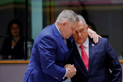 El primer ministro de Eslovaquia, Robert Fico, izquierda, habla con el primer ministro húngaro Viktor Orban en una mesa redonda en una cumbre de la Unión Europea en Bruselas, el jueves 20 de marzo de 2025