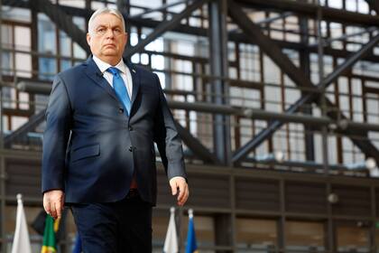 El primer ministro de Hungría, Viktor Orbán, a su llegada a una cumbre de la Unión Europea, en el edificio del Consejo Europeo, en Bruselas, el 19 de marzo de 2026. (AP Foto/Geert Vanden Wijngaert)