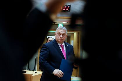 El primer ministro de Hungría, Viktor Orban, arriba a una mesa redonda durante la cumbre de la UE, Bruselas, 14 de diciembre de 2023
