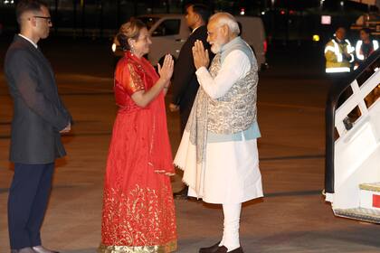 El primer ministro de India, Narendra Modi, derecha, es recibido por la política australiana Michelle Rowland, a la llegada de él al aeropuerto internacional de Sydney, el lunes 22 de mayo de 2023, para comenzar una visita de tres días a Australia. (Dave Gray/Foto compartida vía vía AP)