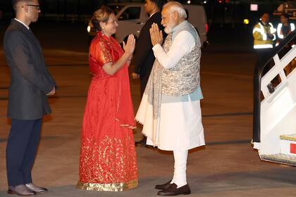 El primer ministro de India, Narendra Modi, derecha, es recibido por la política australiana Michelle Rowland, a la llegada de él al aeropuerto internacional de Sydney, el lunes 22 de mayo de 2023, para comenzar una visita de tres días a Australia. (Dave Gray/Foto compartida vía vía AP)
