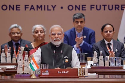 El primer ministro de India, Narendra Modi, detrás del cartel de Bharat, durante la reunión de líderes del G-20
