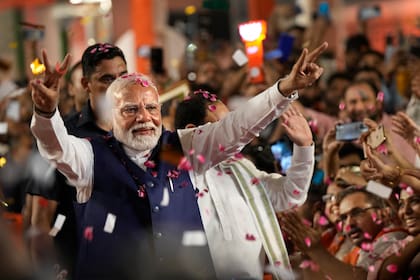 El primer ministro de India, Narendra Modi, saluda a sus partidarios a su llegada a la sede de su partido, Bharatiya Janata (BJP), tras el anuncio de los resultados de las elecciones en India, en Nueva Delhi, el 4 de junio de 2024. (AP Foto/Manish Swarup)