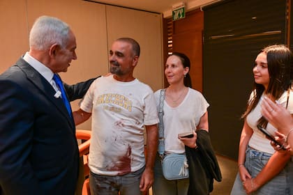 El primer ministro de Israel, Benjamin Netanyahu, se reúne con uno de los pasajeros del vuelo de FlyDubai que debió aterrizar forzosamente tras un ataque del copiloto al piloto, el 30 de septiembre de 2026