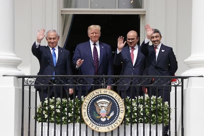 El primer ministro de Israel, Benjamin Netanyahu, el presidente de Estados Unidos, Donald Trump, el canciller de Bahrein, Abdullatif bin Rashid Al Zayani, y el canciller de Emiratos Árabes Unidos, Abdullah bin Zayed bin Sultan Al Nahyan, participan en la ceremonia de la firma de los acuerdos con Isr