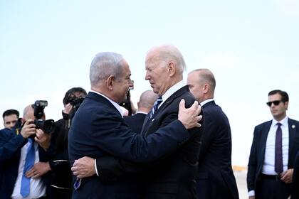 El primer ministro de Israel, Benjamin Netanyahu saluda al presidente estadounidense, Joe Biden, a su llegada al aeropuerto Ben Gurion de Tel Aviv el 18 de octubre de 2023