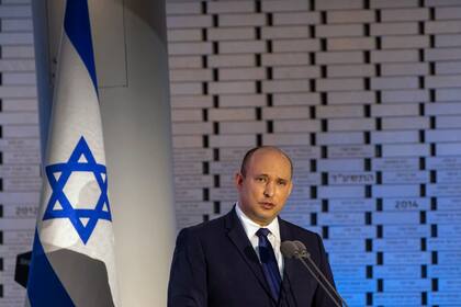El primer ministro de Israel, Naftali Bennett, habla durante un ceremonia en el 48vo aniversario de la guerra del Yom Kippur entre Israel y los estados árabes en 1973, en el monte Herzl de Jerusalén, el domingo 19 de septiembre de 2021. (Ohad Zwigenberg/Pool via AP)