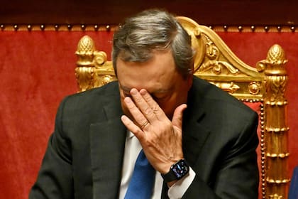 El primer ministro de Italia, Mario Draghi, reacciona durante el debate sobre la crisis del gobierno tras su renuncia la semana anterior, en el Senado de Roma el 20 de julio de 2022