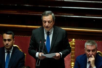 El primer ministro de Italia, Mario Draghi, en el centro, junto al ministro de Exteriores, Luigi Di Maio, a la izquierda, y el ministro de Defensa, Lorenzo Guerini, ofrece un discurso en el Senado en Roma, el miércoles 20 de julio de 2022. (AP Foto/Andrew Medichini)