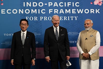 El primer ministro de Japón, Fumio Kishida, el presidente de Estados Unidos, Joe Biden, y el primer ministro de la India, Narendra Modi, asisten al Marco Económico Indo-Pacífico para la Prosperidad en Tokio el 23 de mayo de 2022.