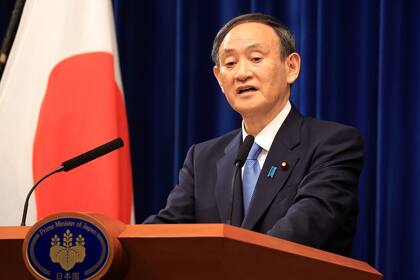 El primer ministro de Japón, Yoshihide Suga, habla durante una conferencia de prensa en su residencia oficial en Tokio el 4 de enero de 2021
