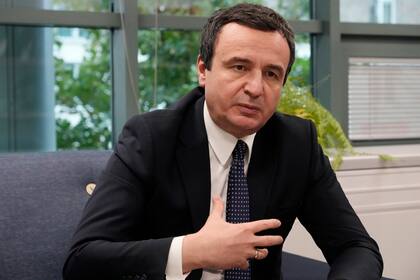 El primer ministro de Kosovo, Albin Kurti, habla con The Associated Press, el jueves 3 de octubre de 2024, en Varsovia, Polonia. (Foto AP/Czarek Sokolowski)
