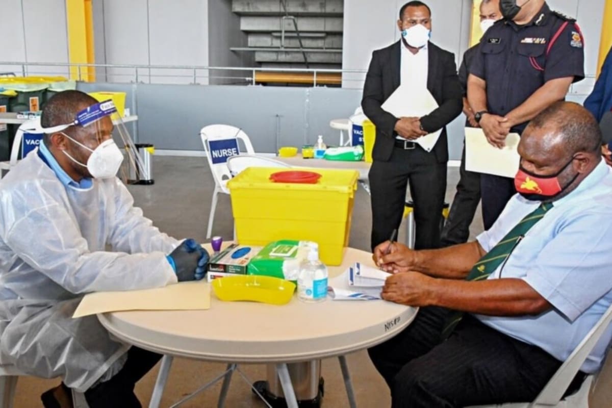 El primer ministro de Papúa Nueva Guinea, James Marape, recibe la vacuna de covid-19 en una campaña para frenar la rampante propagación de coronavirus en ese país del Pacífico