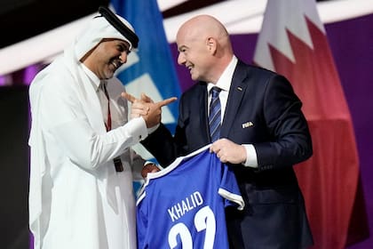 El primer ministro de Qatar y ministro del Interior, Khalid Bin Khalifa Bin Abdulaziz Al Thani, junto al presidente de la FIFA, Gianni Infantino en Doha. (AP Photo/Hassan Ammar)