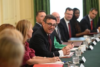 Nuevo premier británico reúne a su gabinete tras descartar a partidarios de Starmer