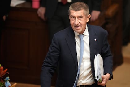 El primer ministro de República Checa, Andrej Babis, sonríe durante un pleno el Parlamento donde se