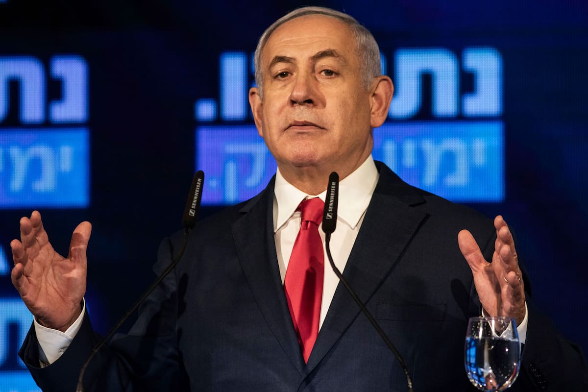 El primer ministro es acusado de aceptar regalos de empresarios a cambio de favores políticos