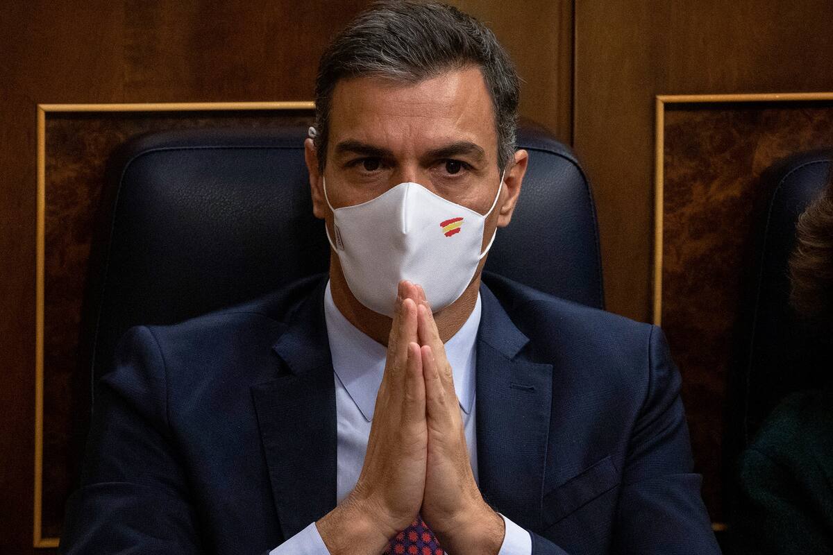 El primer ministro español, Pedro Sánchez, hace un gesto durante una sesión parlamentaria en Madrid el 22 de octubre de 2020