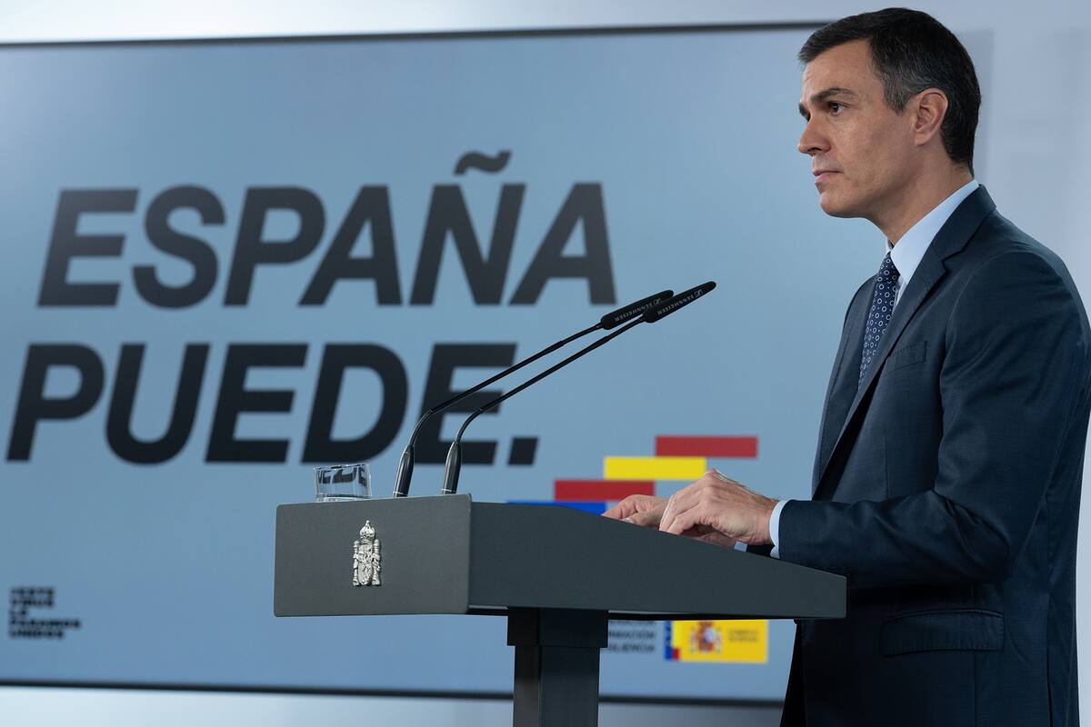 El primer ministro español, Pedro Sánchez, ofrece una conferencia de prensa en el palacio de la Moncloa tras declarar el estado de emergencia nacional el 25 de octubre de 2020 en Madrid