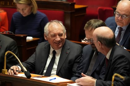 El primer ministro francés, Francois Bayrou, en la fila de asientos de los ministros tras pronunciar su discurso de política general, el martes 14 de enero de 2025 en la Asambkea Nacional de París. (AP Foto/Thibault Camus)