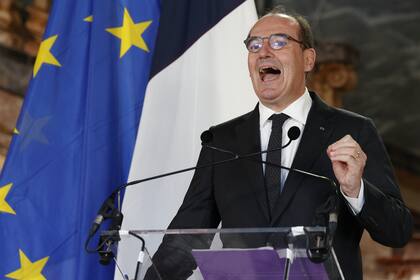 El primer ministro francés Jean Castex pronuncia un discurso después de una reunión de seguridad entre Francia y Bélgica, el lunes 22 de noviembre de 2021, en el Palacio Egmont de Bruselas. (AP Foto/Olivier Matthys)